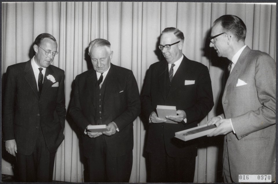 Koninklijk huis, prinsen, prijsuitreikingen, groepen, Baas F., Bernhard, prins, , Bestanddeelnr 016-0970