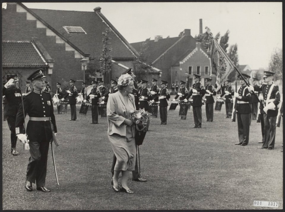 Koninklijk huis, koninginnen, prinsen, bezoeken, militairen, academies, muziekko, Bestanddeelnr 014-1317