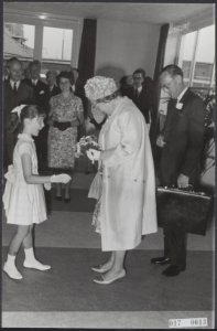 Koninklijk huis, koninginnen, prinsen, bezoeken, bloemen, kinderen, Bernhard, pr, Bestanddeelnr 017-0013
