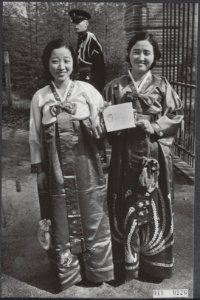 Koninklijk huis, klederdrachten, geschenken, Djun Ja Kim Mw, Djung Suk Kim Mw,, Bestanddeelnr 018-0226