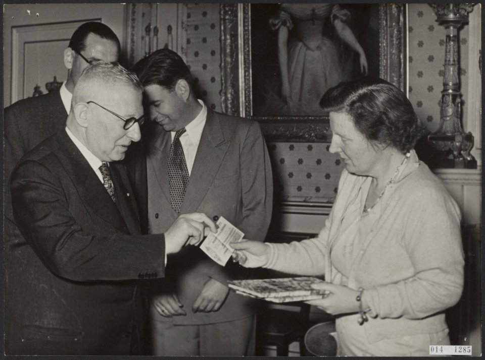 Koninklijk huis, koninginnen, aanbiedingen, boeken, cheques, Juliana, koningin, , Bestanddeelnr 014-1285