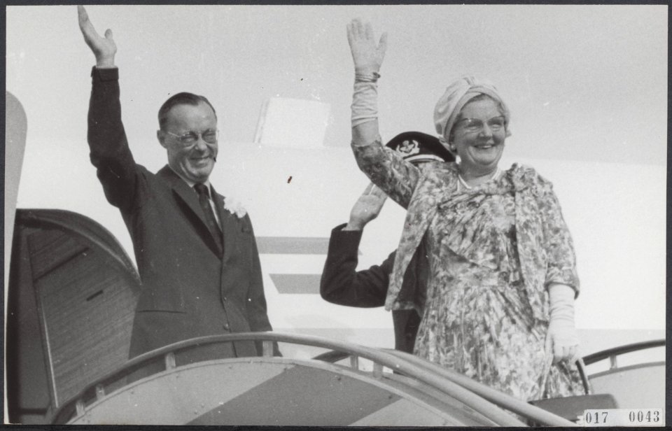 Koninklijk huis, koninginnen, prinsen, VERTREKKEN, vliegtuigen, Bernhard, prins,, Bestanddeelnr 017-0043