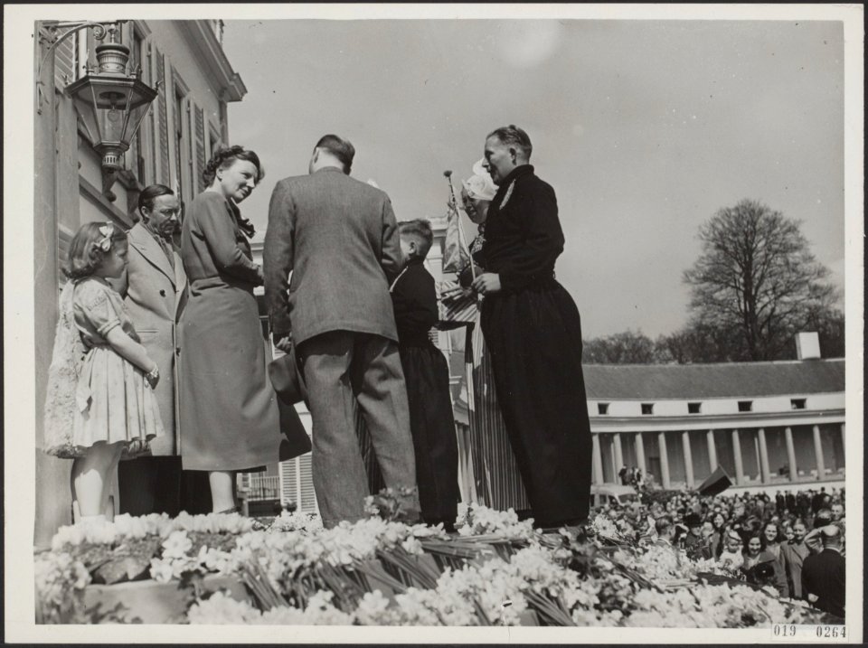 Koninklijk huis, koninginnen, prinsen, prinsessen, defiles, koninginnedag, klede, Bestanddeelnr 019-0264