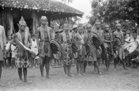 Koeda Kepang-rijders in traditionele kleding met hun stokpaarden, Bestanddeelnr 471-3-5