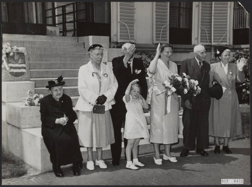 Koninklijk huis, prinsessen, koninginnen, bezoeken, bejaarden, Christina, prinse, Bestanddeelnr 019-0432