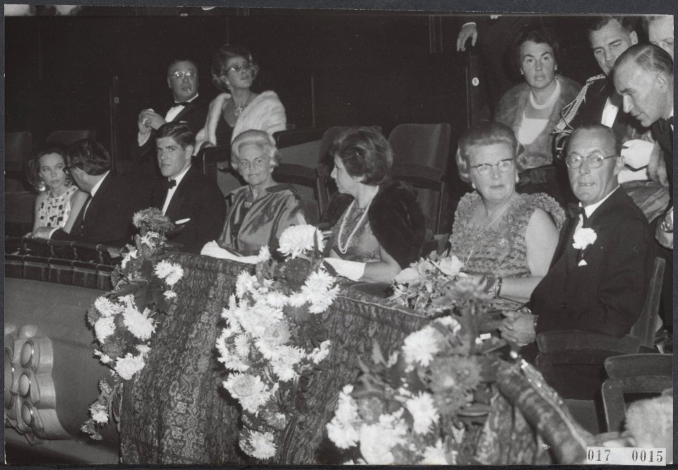 Koninklijk huis, koninginnen, prinsen, bezoeken, bioscopen, speelfilms, premiere, Bestanddeelnr 017-0015