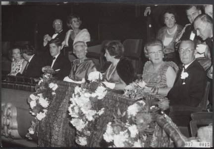 Koninklijk huis, koninginnen, prinsen, bezoeken, bioscopen, speelfilms, premiere, Bestanddeelnr 017-0015