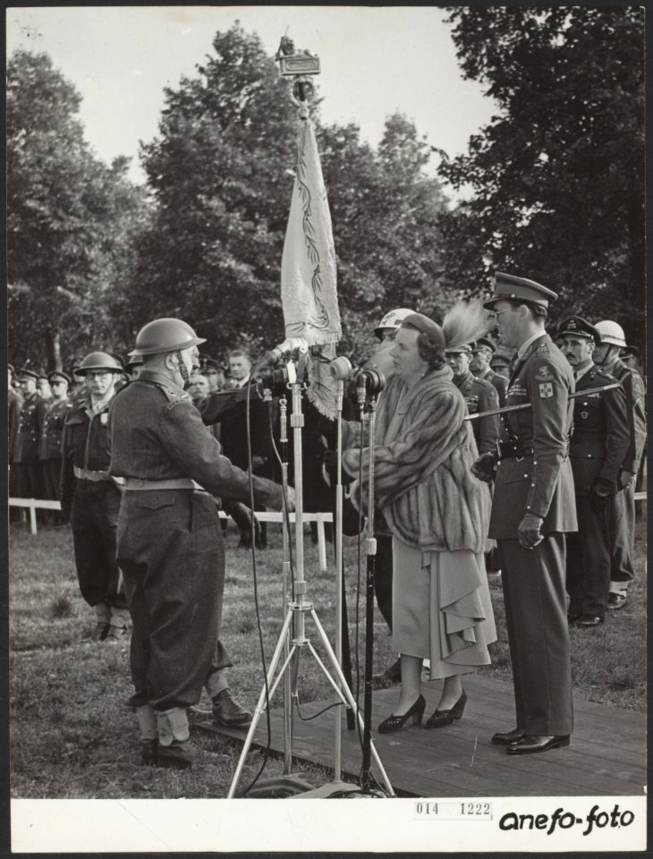 Koninklijk huis, koninginnen, prinsen, militairen, officieren, vaandels, Bernhar, Bestanddeelnr 014-1222