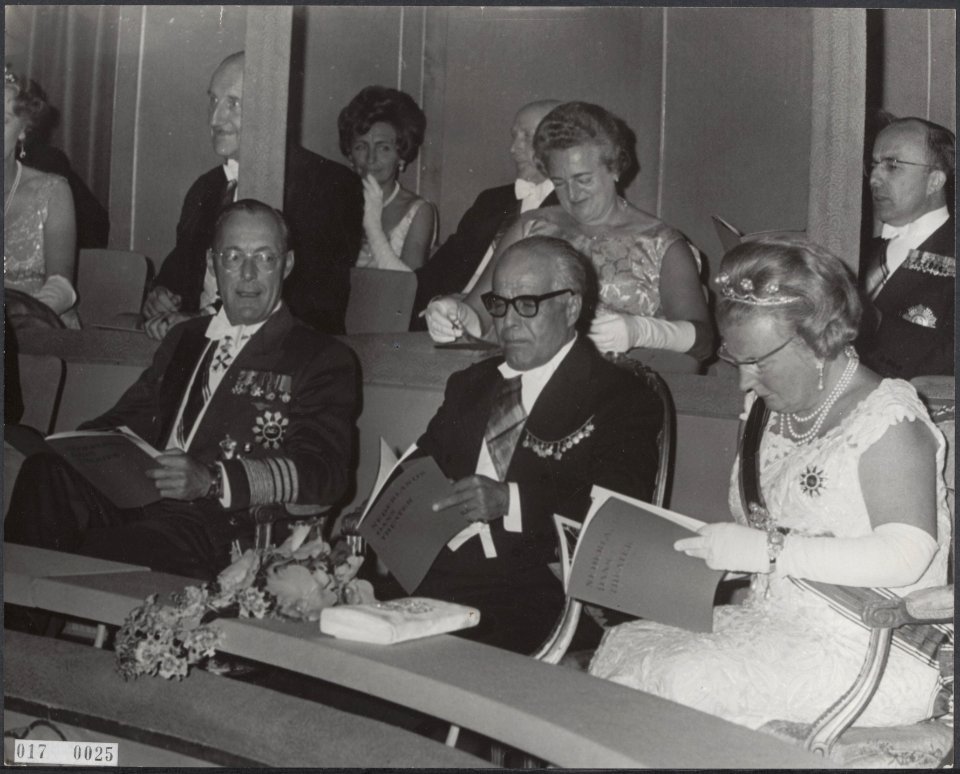 Koninklijk huis, koninginnen, prinsen, staatsbezoeken, presidenten, theaters, ba, Bestanddeelnr 017-0025