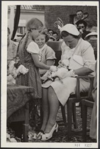Koninklijk huis, koninginnen, prinsessen, geschenken, kinderen, carillons, Beatr, Bestanddeelnr 014-1227