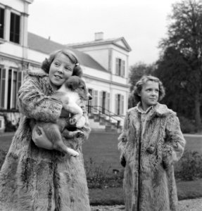 Koninklijk gezin op Soestdijk met hondje buiten, Bestanddeelnr 904-2783