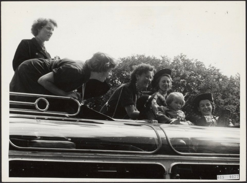 Koninklijk huis, prinsessen, bezoeken, padvinderij, autobussen, Christina, prins, Bestanddeelnr 019-0177