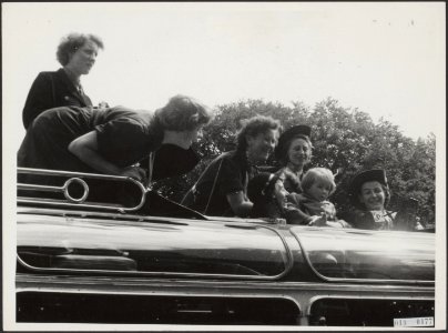 Koninklijk huis, prinsessen, bezoeken, padvinderij, autobussen, Christina, prins, Bestanddeelnr 019-0177