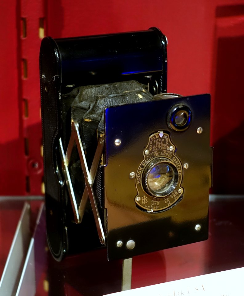 Kodak No. 2A Folding Autographic Brownie, 1915-1926 - Fox Talbot Museum - Wiltshire, England - DSC01053