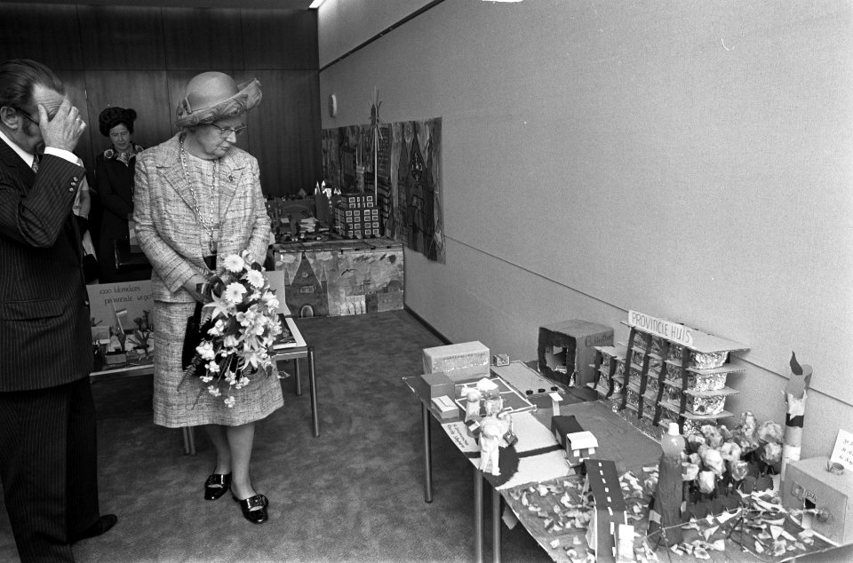 Koningin Juliana tijdens de rondleiding, Bestanddeelnr 926-3856