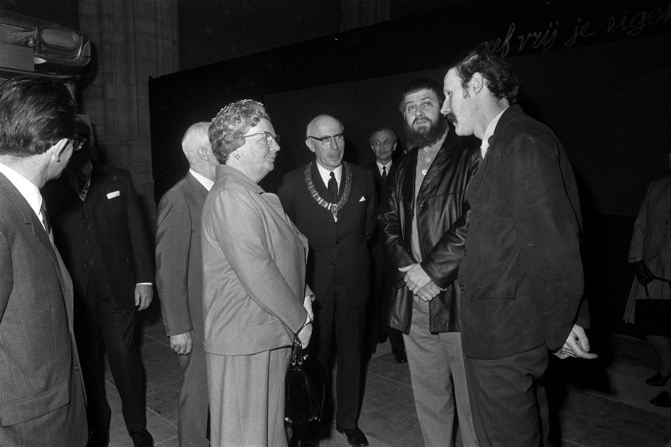Koningin Juliana tijdens de rondleiding, Bestanddeelnr 923-4642
