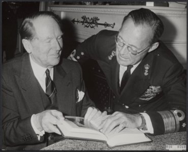 Koninklijk huis, prinsen, geschenken, boeken, ministers, Bernhard, prins, Beynen, Bestanddeelnr 016-0760