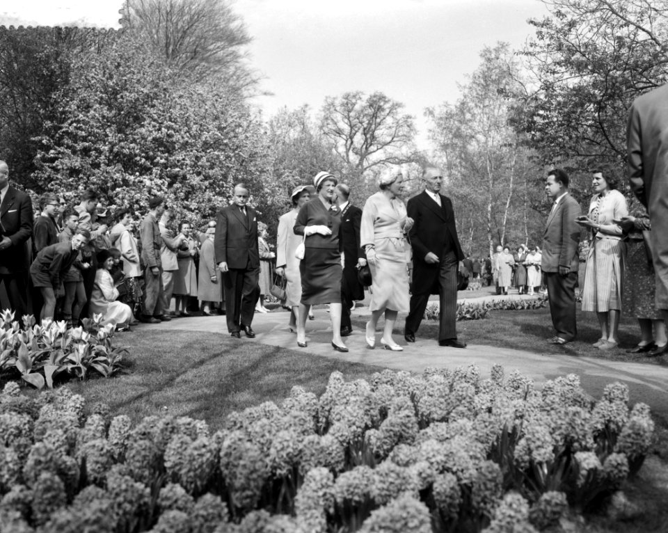 Koningin Juliana tijdens de rondgang over de Keukenhof. Rechts van koningin Juli, Bestanddeelnr 910-3190