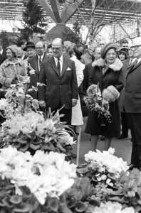 Koningin Juliana tijdens de rondgang op de tentoonstelling, Bestanddeelnr 925-4914