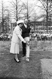 Koningin Juliana tijdens de rondleiding, Bestanddeelnr 924-4827