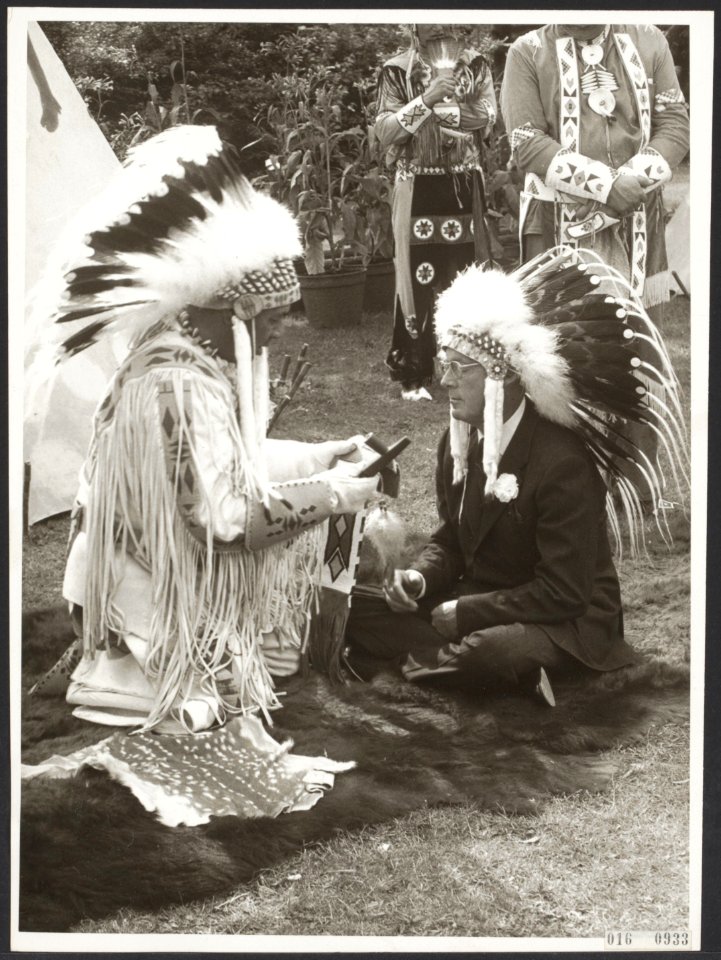 Koninklijk huis, prinsen, folklore, indianen, Bernhard, prins, Mcdougal Black Ho, Bestanddeelnr 016-0933