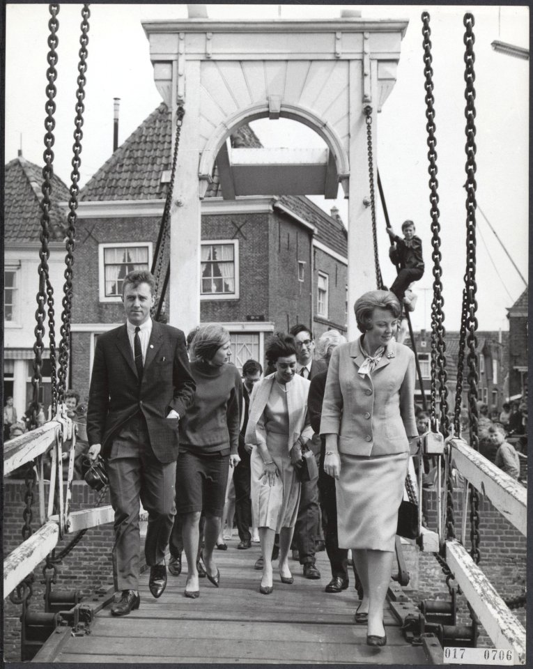 Koninklijk huis, prinsessen, bezoeken, bruggen, Beatrix, prinses, Dromedaris, Bestanddeelnr 017-0706