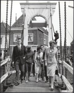 Koninklijk huis, prinsessen, bezoeken, bruggen, Beatrix, prinses, Dromedaris, Bestanddeelnr 017-0706