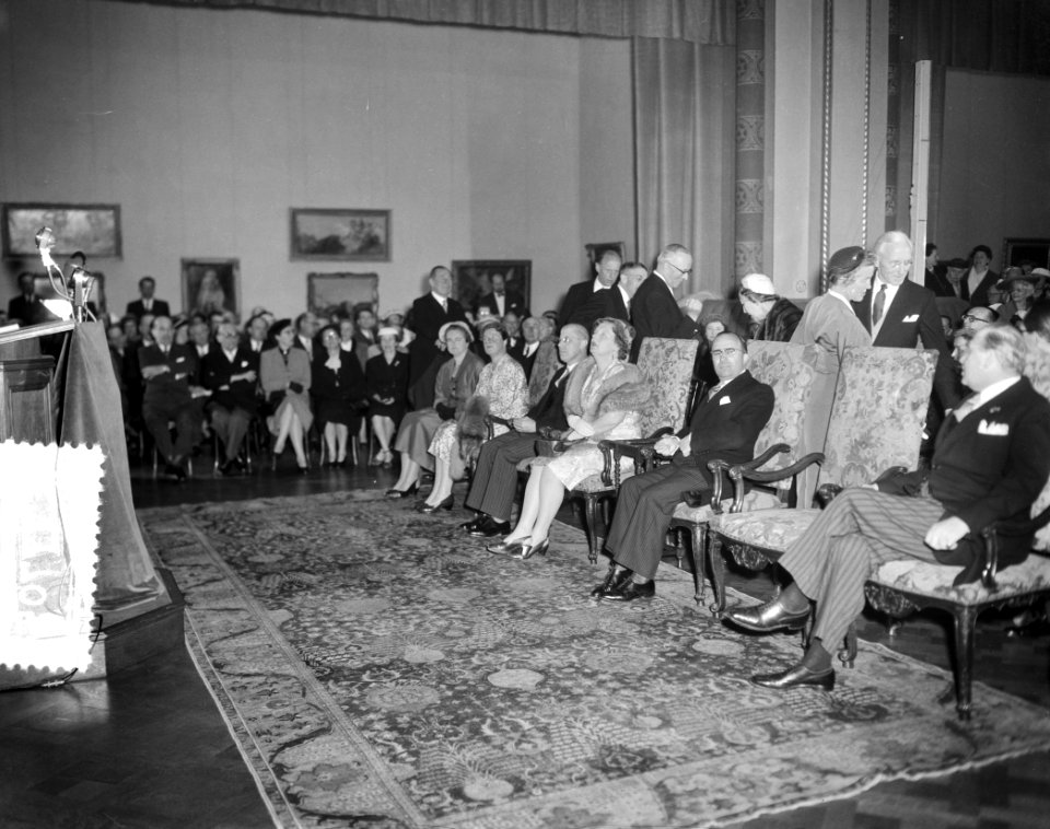 Koningin Juliana opent een Rembrandttentoonstelling in Amsterdam, Bestanddeelnr 907-7705