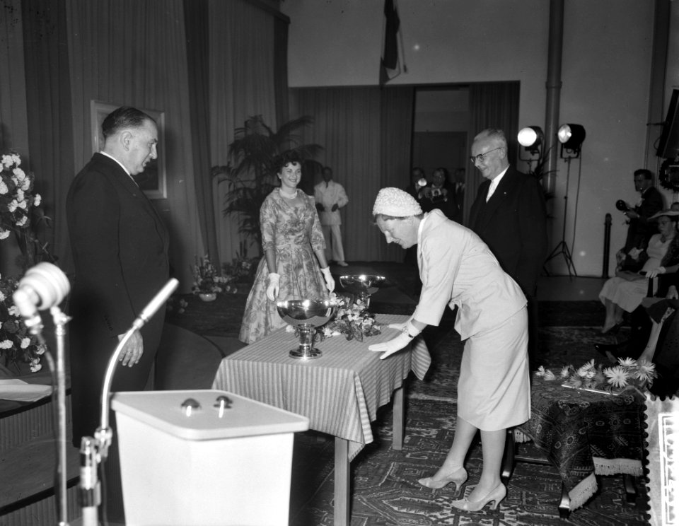 Koningin Juliana opent een electrische centrale op de Lage Weide te Utrecht, Bestanddeelnr 910-5243