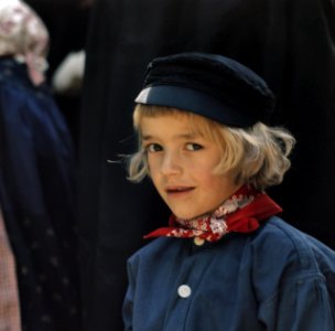 Koningin Juliana tijdens bezoek het Gooi kinderen in klederdracht, Bestanddeelnr 254-9458
