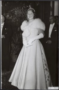 Koninklijk huis, prinsessen, bezoeken, theaters, kleding, Beatrix, prinses, Bestanddeelnr 017-0255