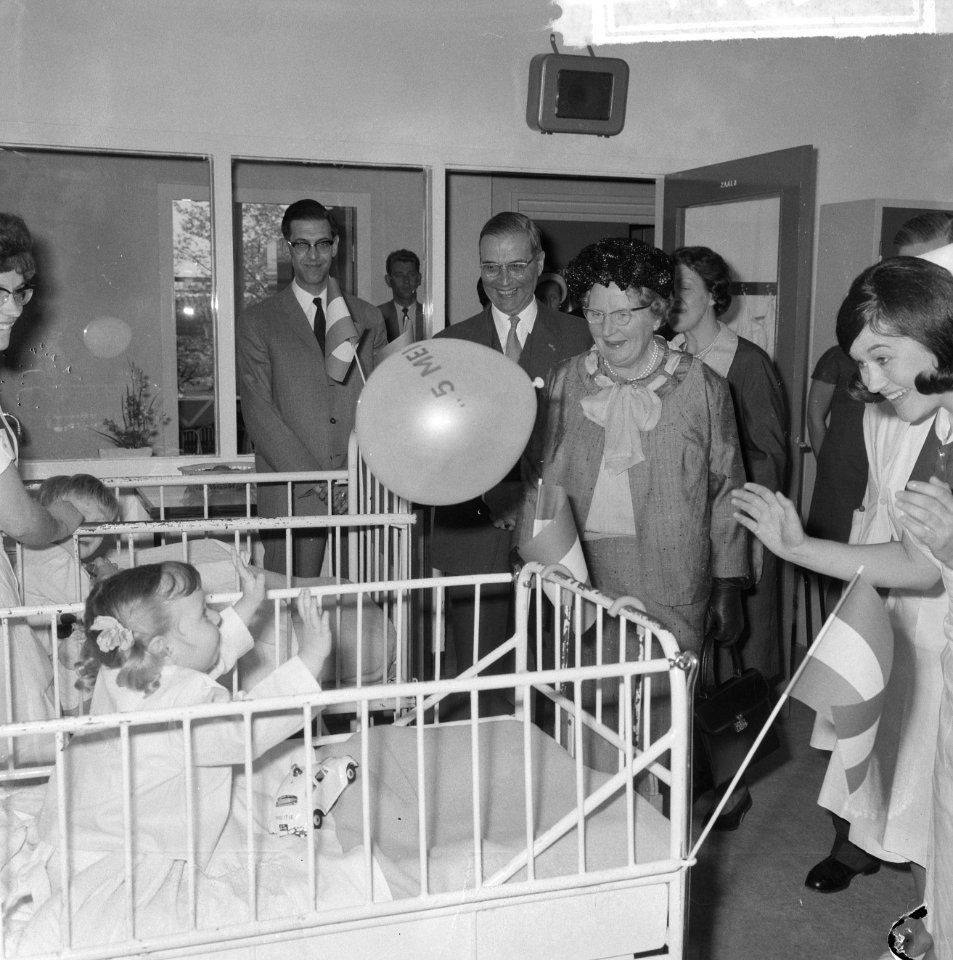 Koningin Juliana tijdens de rondgang, Bestanddeelnr 917-7356