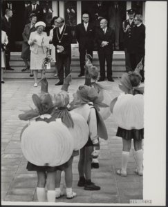 Koninklijk huis, koninginnen, bezoeken, kinderen, spelen, Juliana, koningin, Bestanddeelnr 015-0683