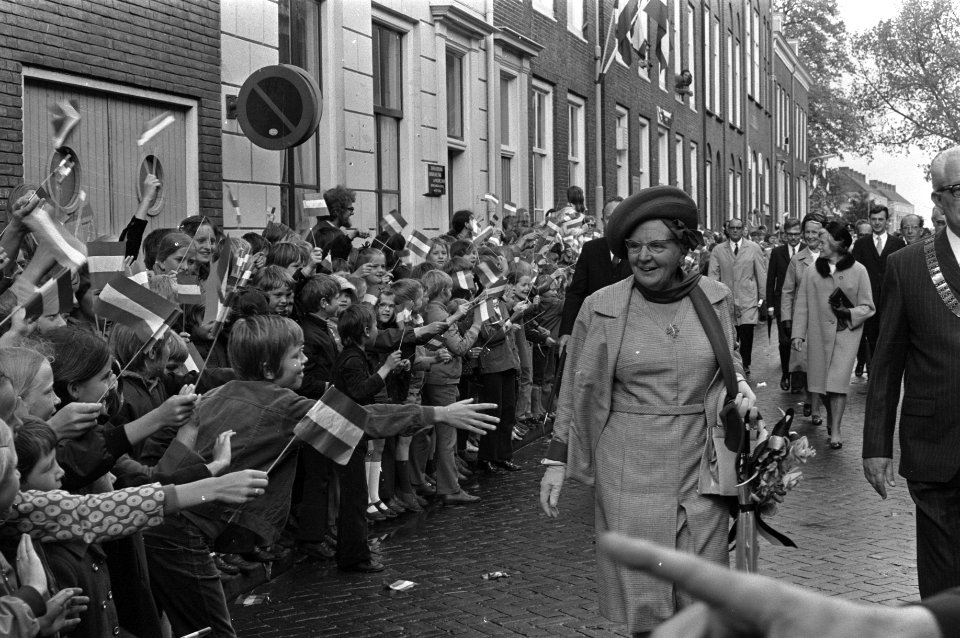 Koningin Juliana tijdens de wandeling door IJsselstein, Bestanddeelnr 925-6305