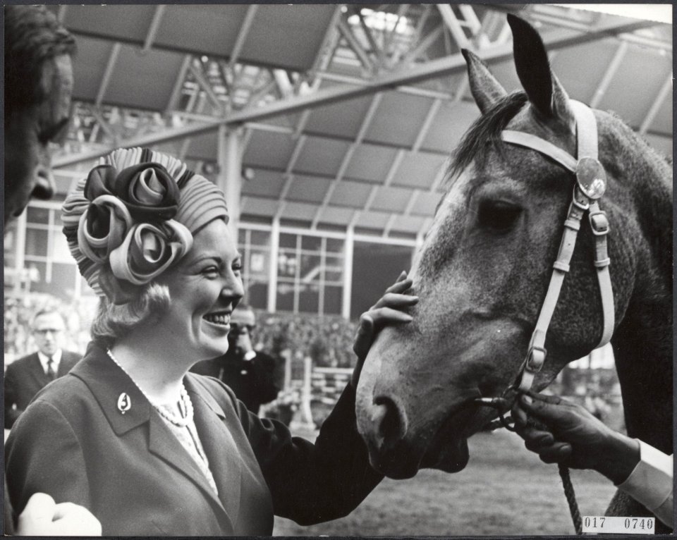 Koninklijk huis, prinsessen, bezoeken, paarden, geschenken, Beatrix, prinses, Co, Bestanddeelnr 017-0740