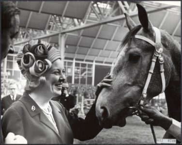 Koninklijk huis, prinsessen, bezoeken, paarden, geschenken, Beatrix, prinses, Co, Bestanddeelnr 017-0740