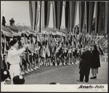 Koninklijk huis, koninginnen, bezoeken, stadswijken, kinderen, vlaggen, Juliana,, Bestanddeelnr 014-1269