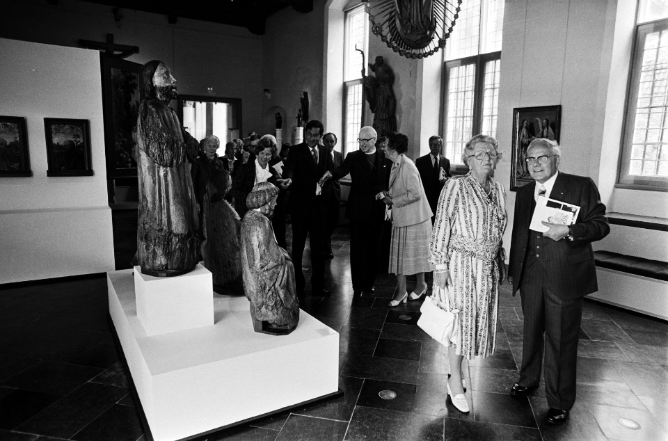 Koningin Juliana tijdens de rondgang door het museum, directeur Bouvy, bisschop , Bestanddeelnr 930-3050