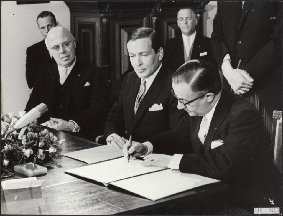 Koninklijk huis, prinsen, geboorten, minister-presidenten, actes, handtekeningen, Bestanddeelnr 018-0216