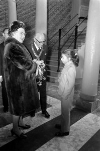 Koningin Juliana opent Amsterdams Historisch Museum in het voormalig Burgerweesh, Bestanddeelnr 922-9892