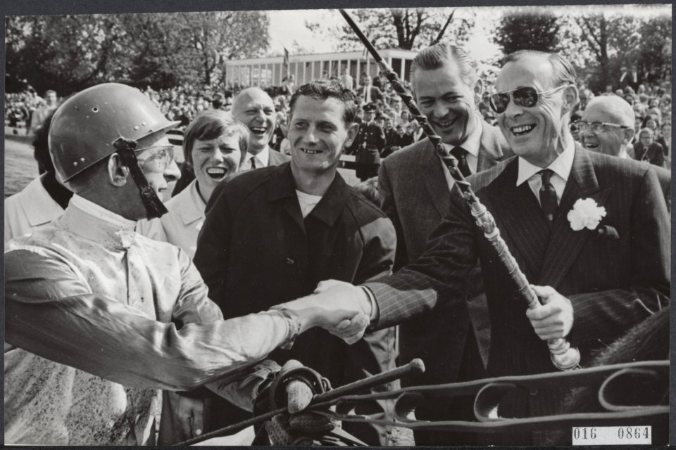 Koninklijk huis, prinsen, paardensport, ruiters, prijsuitreikingen, Bernhard, pr, Bestanddeelnr 016-0864
