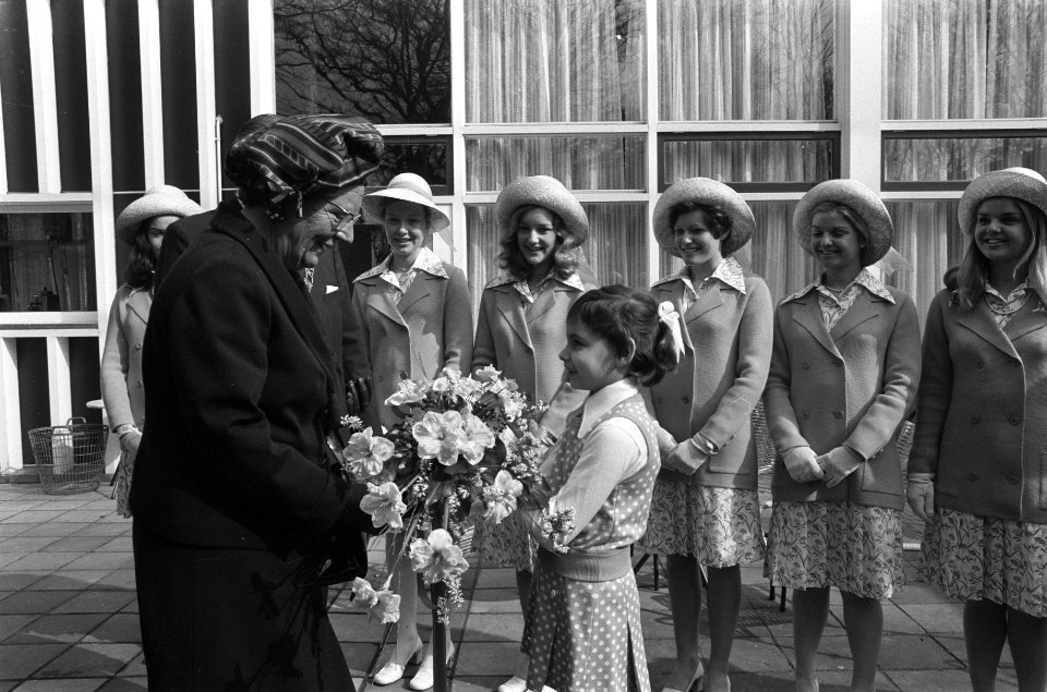 Koningin Juliana opent 25e Keukenhofbloemententoonstelling koningin Juliana krij, Bestanddeelnr 927-0862