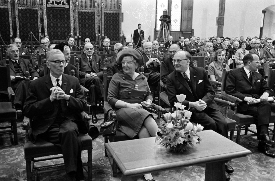 Koningin Juliana op wetenschapscongres in Haagse Ridderzaal. Links van Hare Maje, Bestanddeelnr 921-2387