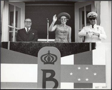 Koninklijk huis, prinsessen, bezoeken, balkons, minister-presidenten, gouverneur, Bestanddeelnr 017-0687