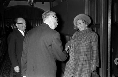 Koningin Juliana op wetenschapscongres in Haagse Ridderzaal. Links van Hare Maje, Bestanddeelnr 921-2388