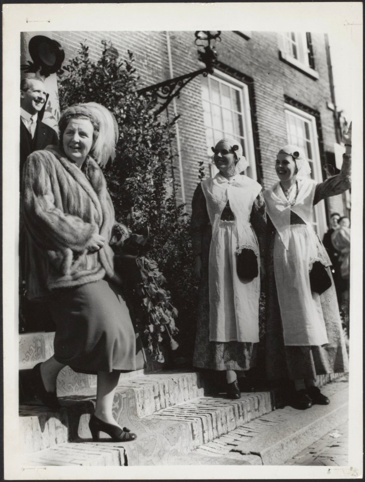 Koninklijk huis, koninginnen, bezoeken, stadhuizen, klederdrachten, Juliana, kon, Bestanddeelnr 014-1187