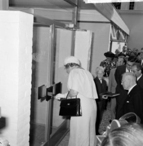 Koningin Juliana opent de deuren, Bestanddeelnr 916-5883