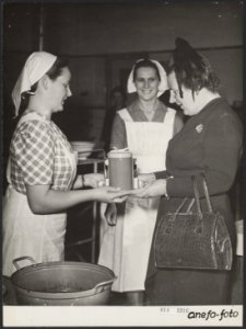 Koninklijk huis, koninginnen, bezoeken, geschenken, snoep, opleidingen, Juliana,, Bestanddeelnr 014-1216