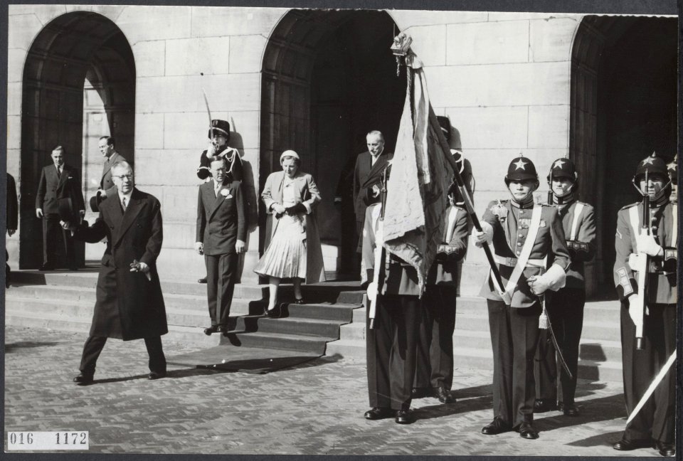 Koninklijk huis, prinsen, koningeninnen, afscheid, koning, erewachten, Bernhard,, Bestanddeelnr 016-1172