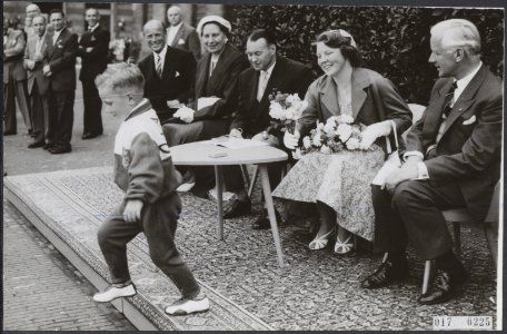 Koninklijk huis, prinsessen, bezoeken, kinderen, wielrennen, Beatrix, prinses, Bestanddeelnr 017-0225